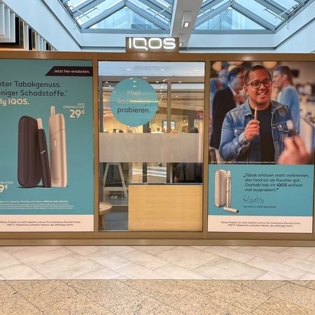 Ein Werbedisplay für die Produkte des IQOS-Tabakheizsystems in einem Einkaufszentrum.