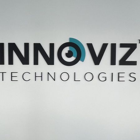 Logo von 'INNOVIZ TECHNOLOGIES' mit einem stilisierten 'O' in Schwarz und Türkis.