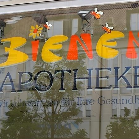 Schaufensterbeschriftungen-bienen-apotheke_restored