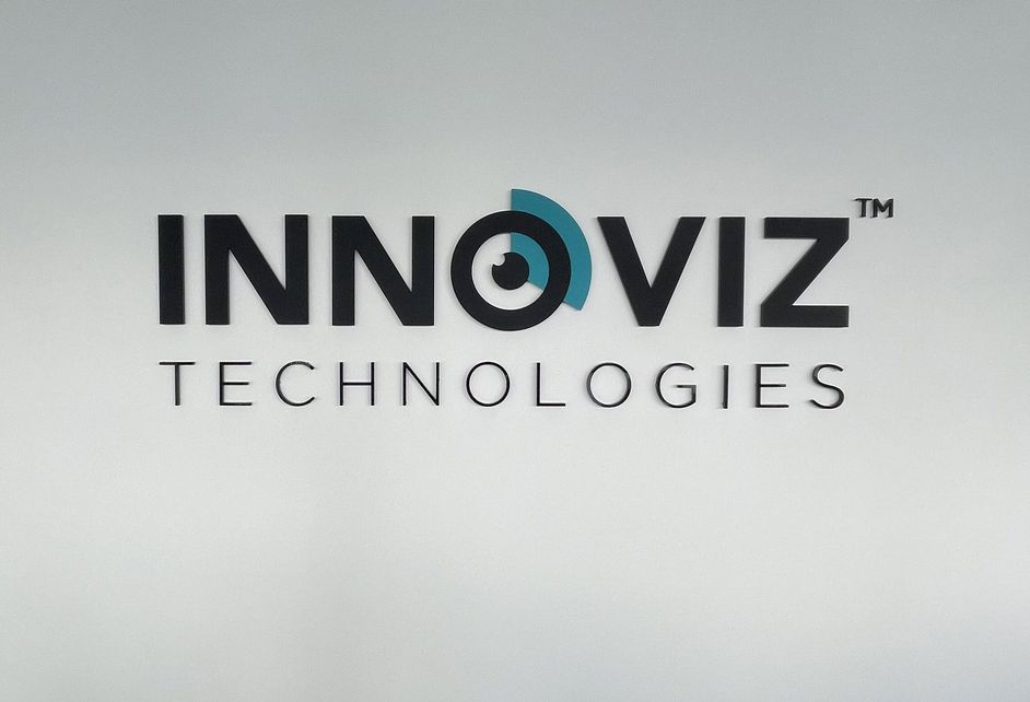 Logo von 'INNOVIZ TECHNOLOGIES' mit einem stilisierten 'O' in Schwarz und Türkis.