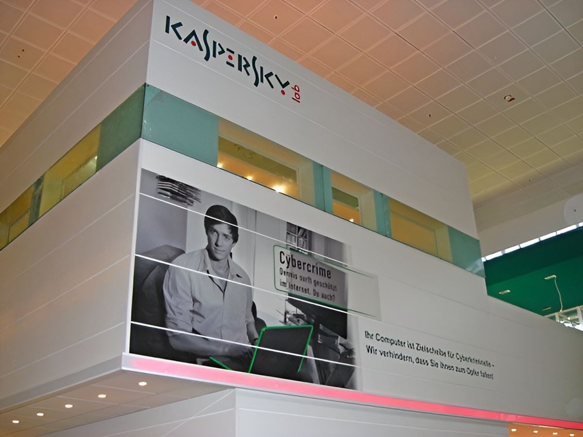 Kaspersky-Stand mit Cybercrime-Thema und grünen Akzenten.